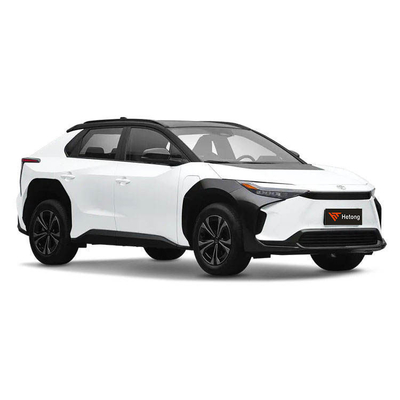 Toyota Bz4X SUV elettrico personale con grande capacità e in rosso/azzurro