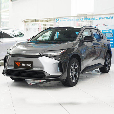 Toyota Bz4X SUV elettrico personale con grande capacità e in rosso/azzurro