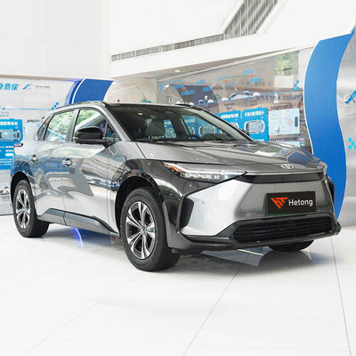 Toyota Bz4X SUV elettrico personale con grande capacità e in rosso/azzurro