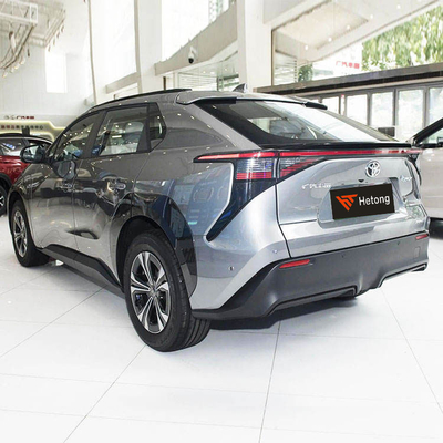 Toyota Bz4X SUV elettrico personale con grande capacità e in rosso/azzurro