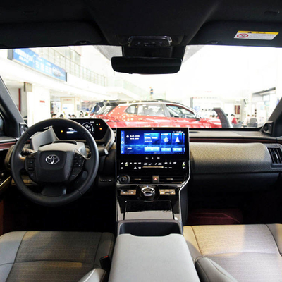 Toyota Bz4X SUV elettrico personale con grande capacità e in rosso/azzurro