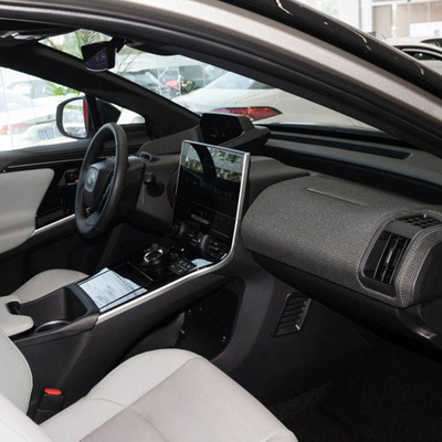 Toyota Bz4X SUV elettrico personale con grande capacità e in rosso/azzurro