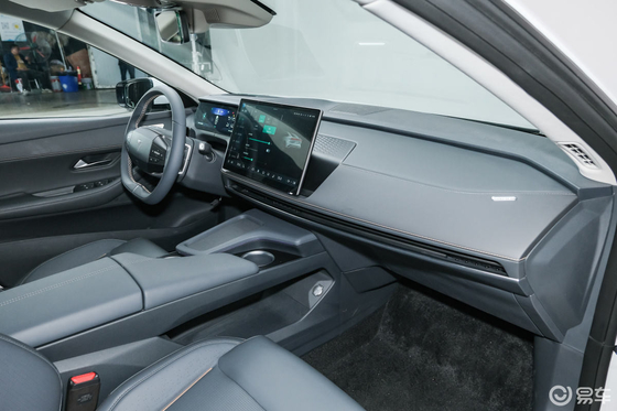Suv elettrico auto 4x4 sinistra Auto Changan Blu Sl03 Grande spazio adulto Potenza massima 190kW