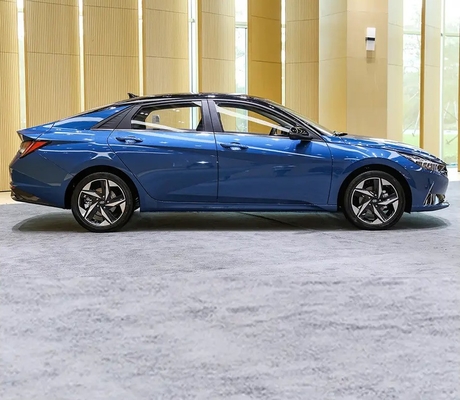 Hyundai Elantra 5 posti Lussuriosa berlina a benzina per velocità elevata e prestazioni potenti