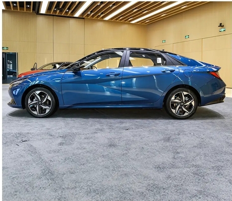 Hyundai Elantra 5 posti Lussuriosa berlina a benzina per velocità elevata e prestazioni potenti