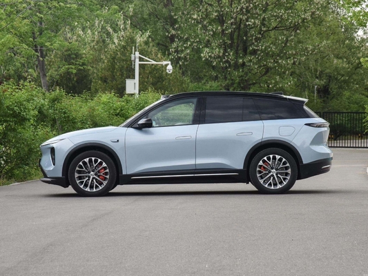 2024 NIO ES6 SUV elettrico a quattro ruote con autonomia di 625 km e tecnologia interna avanzata