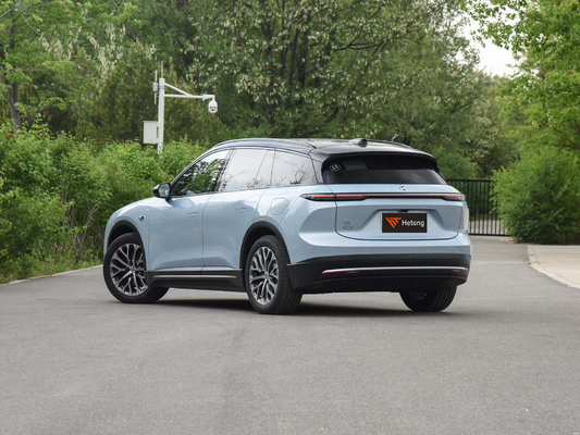 2024 NIO ES6 SUV elettrico a quattro ruote con autonomia di 625 km e tecnologia interna avanzata