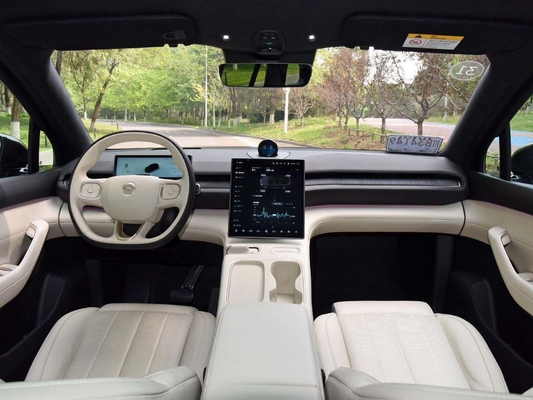 2024 NIO ES6 SUV elettrico a quattro ruote con autonomia di 625 km e tecnologia interna avanzata