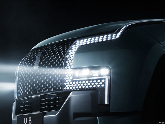 Il deposito per il 2024 BYD Yangwang U8 Extended-Range Electric Vehicle Red/Blue o altro