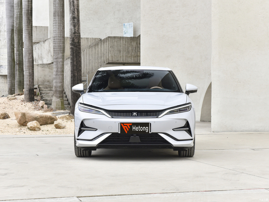 Potente veicolo elettrico BYD Song L con 150 kW di potenza motrice e 199/201 Km/h di velocità massima